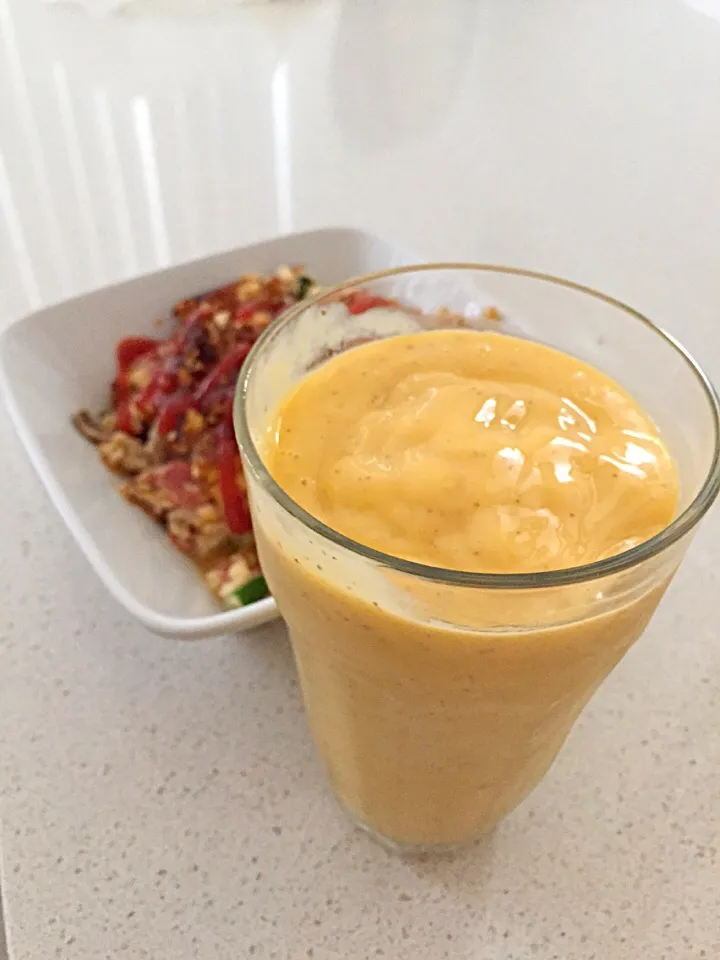 Snapdishの料理写真:Mango smoothie and veggie omelette|charmaineさん