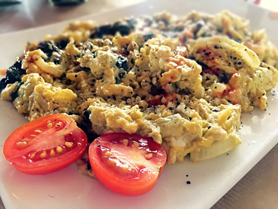 Mushroom, onion and cheese scrambled eggs|Sergio Lacuevaさん