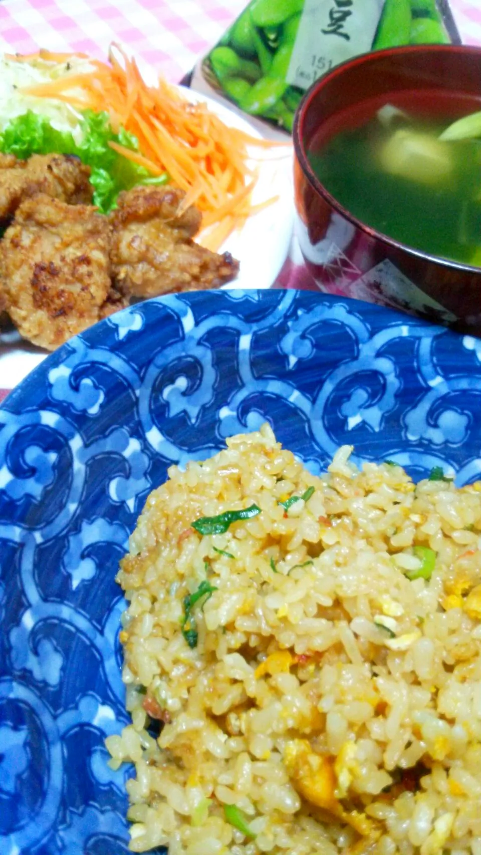 炒飯(カニカマ･卵･青ねぎ)、唐揚げ(鶏もも肉･生姜･塩麹)、千切りきゃべつ、フルーツ人参、枝豆、スープ(豆腐･わかめ･青ねぎ)|まあるさん