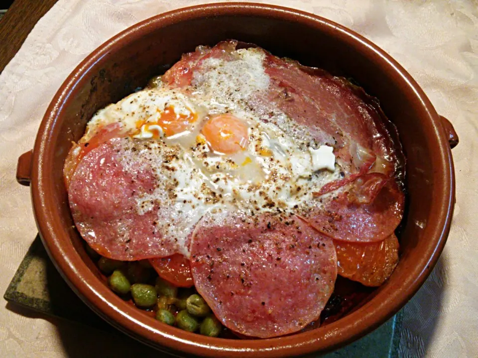 Snapdishの料理写真:Huevos a la Flamenca! ウエボスアラフラメンカ♪スペイン南部アンダルシア地方の土鍋（Cazueraカスエラ）を使った卵料理(^з^)-☆|quitaさん