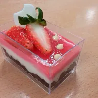 Snapdishの料理写真:Strawberry mousse cake|Atommon Monnoiさん