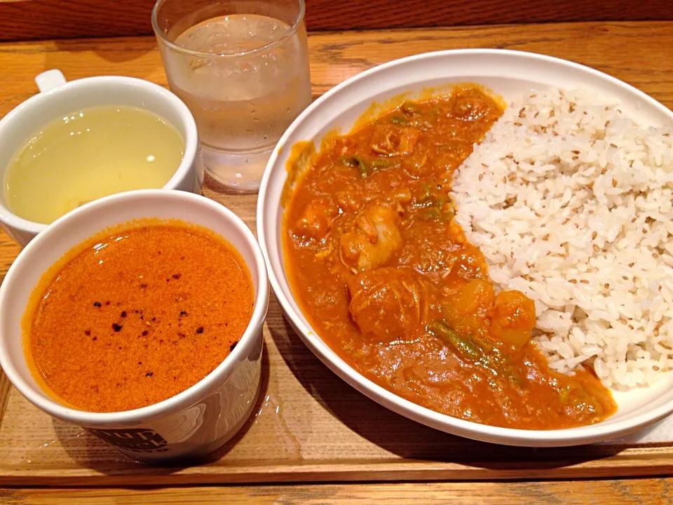 バターチキンカレーとオマール海老のビスク、レモネード|にゃろめさん