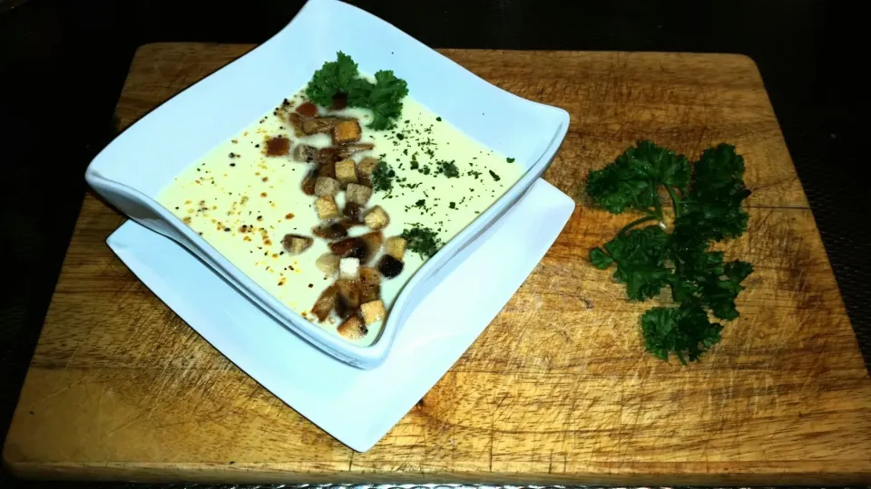 cream soup of whites vegetables, garlic, mushrooms, croutons ..|Matthew NLさん