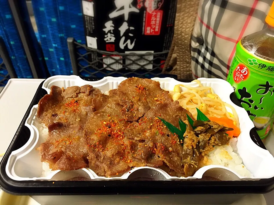 Snapdishの料理写真:＠新横浜駅「あったか牛たん弁当」|TETSU♪😋さん