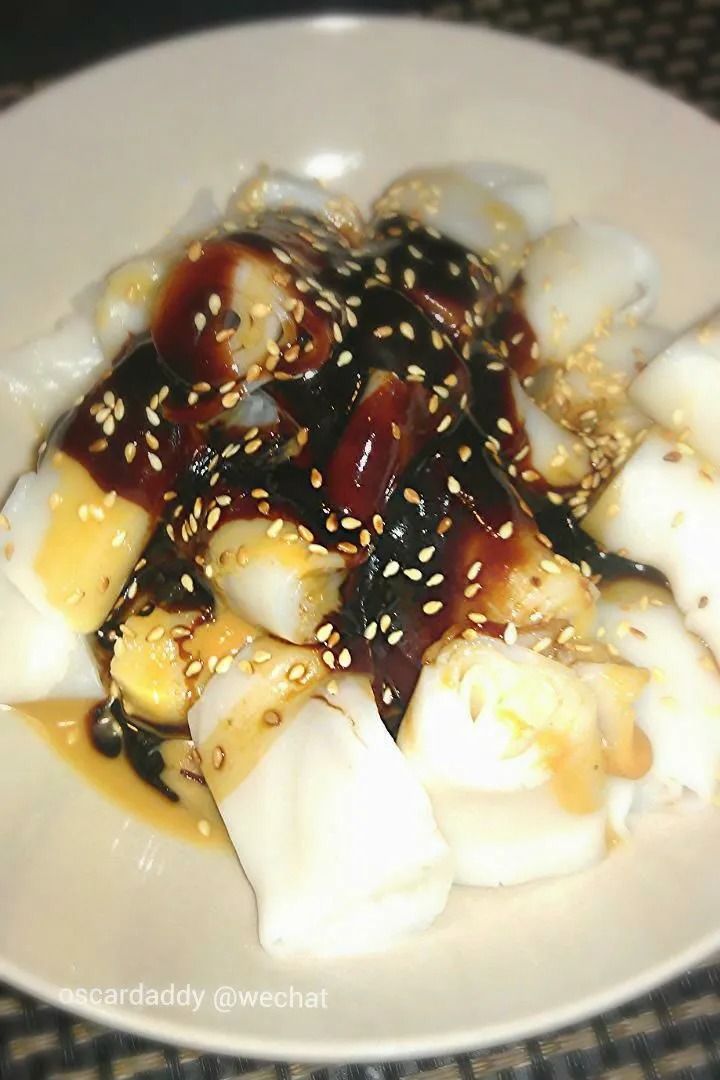 Cantonese  " Chee cheong fun" (rice rolls)【豬腸粉】is a popular breakfast in Hong Kong.|Gavin Wong (香港の人々)さん