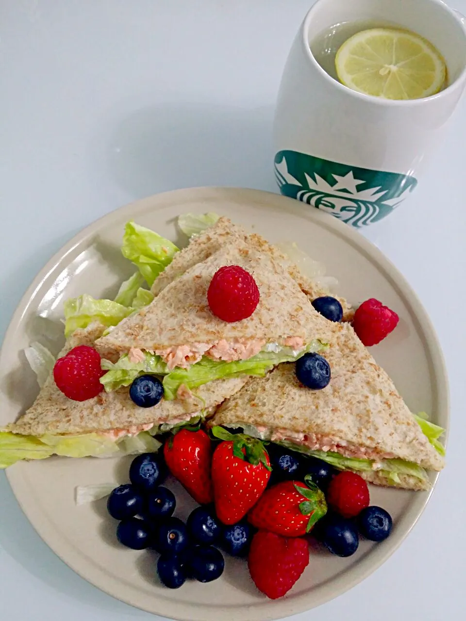 Salmon Lettuce Sandwich & Berries 😍😙😍😙 happy breakfast 😶🙅👄👅💋💕|🌷lynnlicious🌷さん