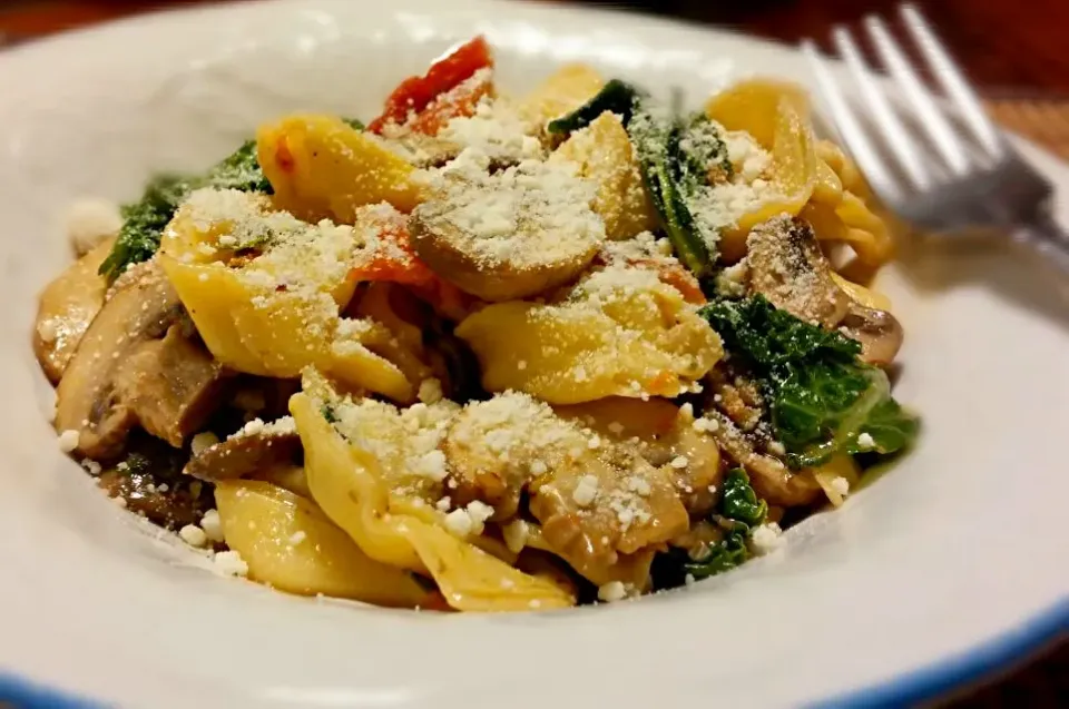 Tortellini with mushroom, kale and sundried tomato pasta|Jiraphon Gさん