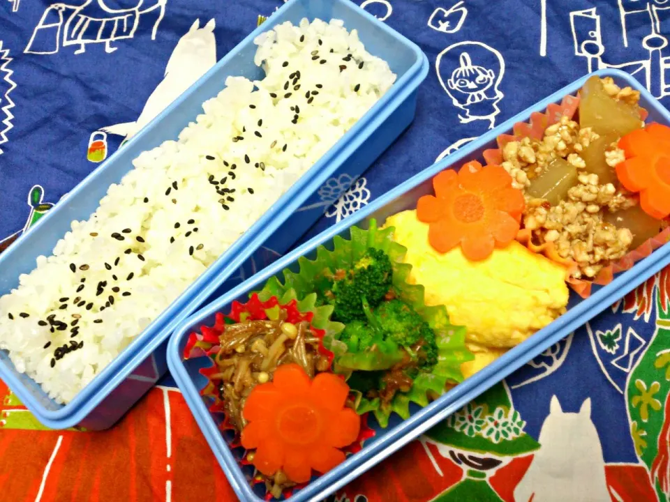 お弁当
ごまごはん、玉子焼き、だいこんのそぼろ煮、ブロッコリーのおかか和え、えのきとツナのなめたけ風、にんじん|さっちんさん