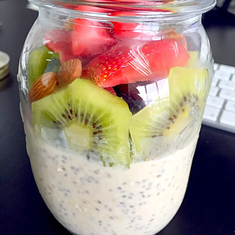 Snapdishの料理写真:Oat and chia pudding with kiwis, berries and almonds|Becca Yapさん