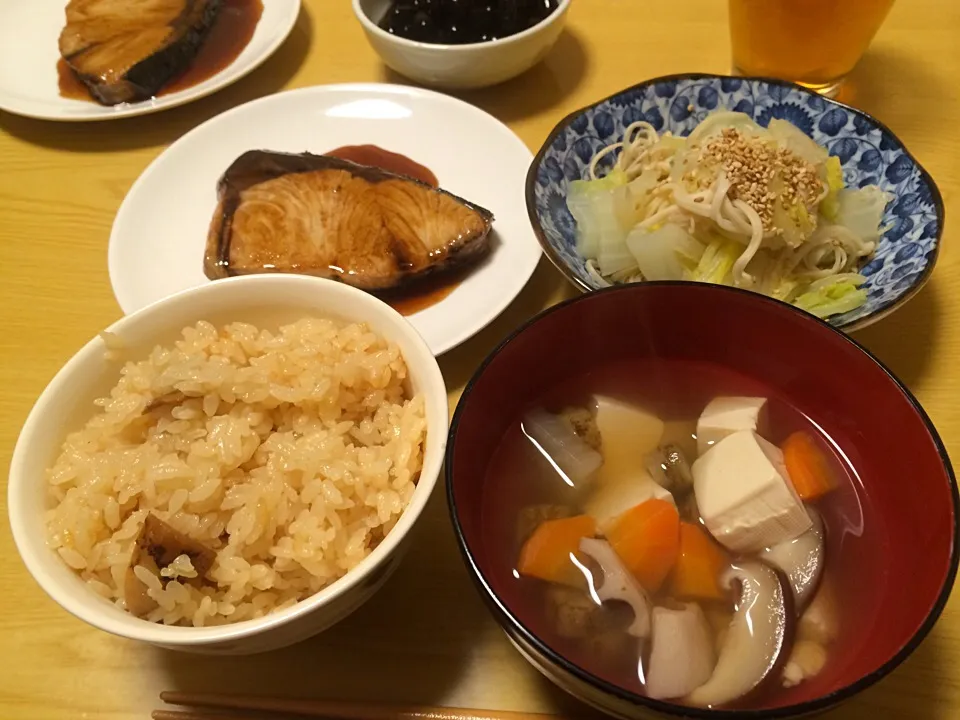 Snapdishの料理写真:ぶり照り焼き、白菜とえのきの蒸したの、けんちん汁、季節外れの松茸ご飯(素が投げ売りされてたので)。|liccaさん