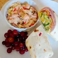 Club Wrap: Ham ,Turkey, Bacon, Spinach ,lettuce, tomatoes, onions, cucumbers, shredded cheddar cheese...Seafood Salad: Calamari ,shrimp , lobster , scallops ,cl|Mimez Porterさん