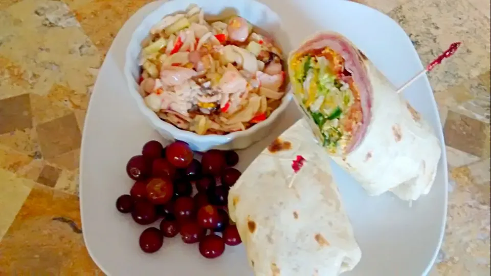 Club Wrap: Ham ,Turkey, Bacon, Spinach ,lettuce, tomatoes, onions, cucumbers, shredded cheddar cheese...Seafood Salad: Calamari ,shrimp , lobster , scallops ,cl|Mimez Porterさん