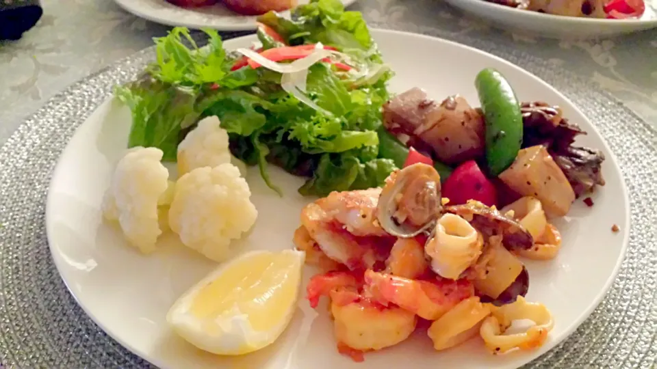 mariscos fritos y ensalada de verde.|Saito  Iwaoさん