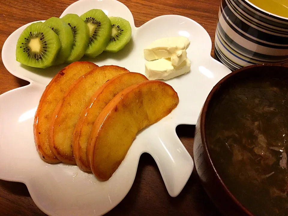 Snapdishの料理写真:焼きりんごクリームチーズ添えとキウイ、とろろ昆布と鰹節の簡単お吸い物 2015.1.7|キラ姫さん