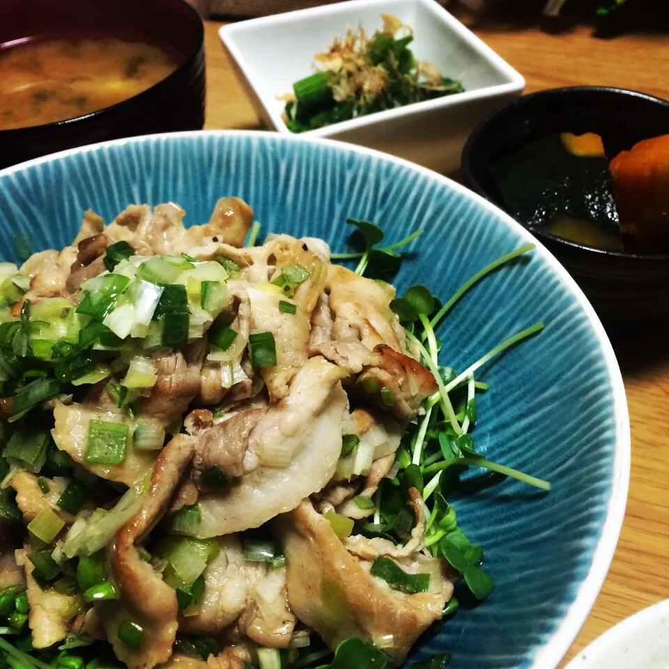 豚バラのねぎ塩炒め、かぼちゃの煮物、豆腐とわかめの味噌汁、ほうれん草のお浸し、白米|はしもさん