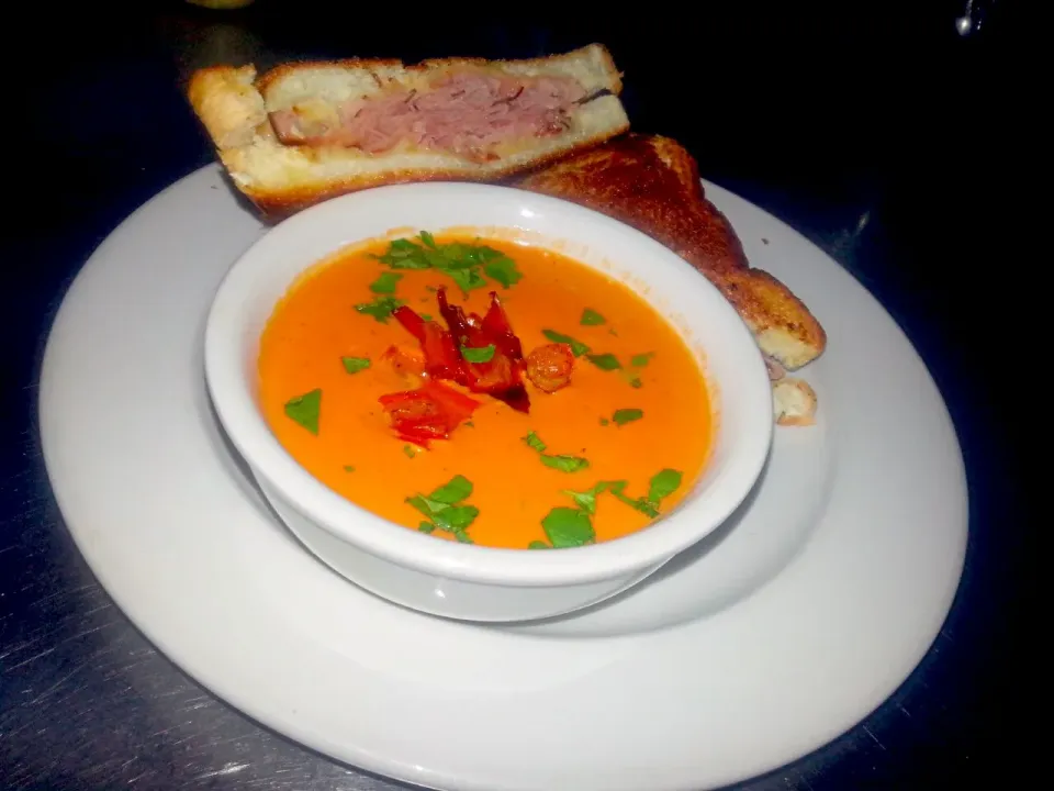 smoked cheddar grill cheese with roasted red pepper and tomatoe soup with fresh cilantro|Jayson Mccrimmonさん