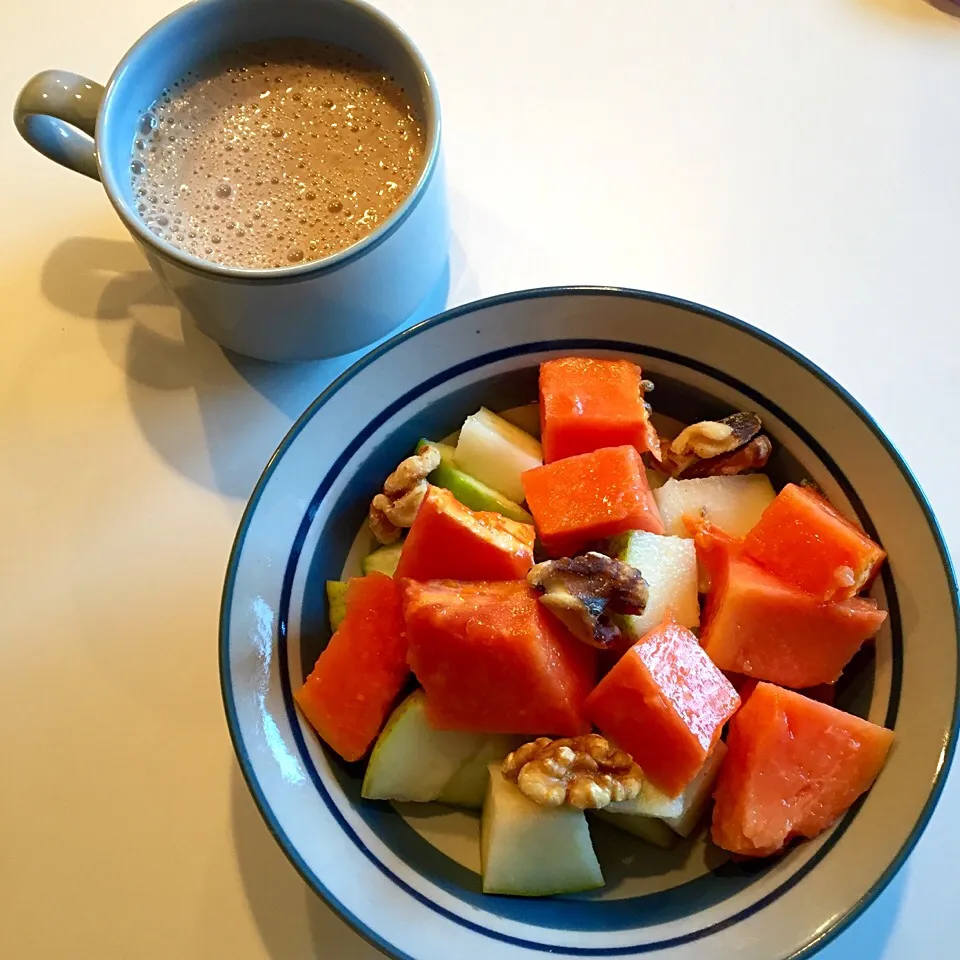 Fruit bowl with a banana oat almond milk smoothie|victoria valerioさん