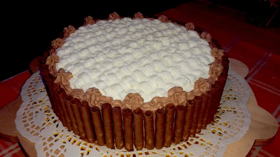 torta pan di Spagna con crema al mascarpone panna e cioccolato con canditi all'arancia ricoperta con panna montata|Mora Maurizioさん