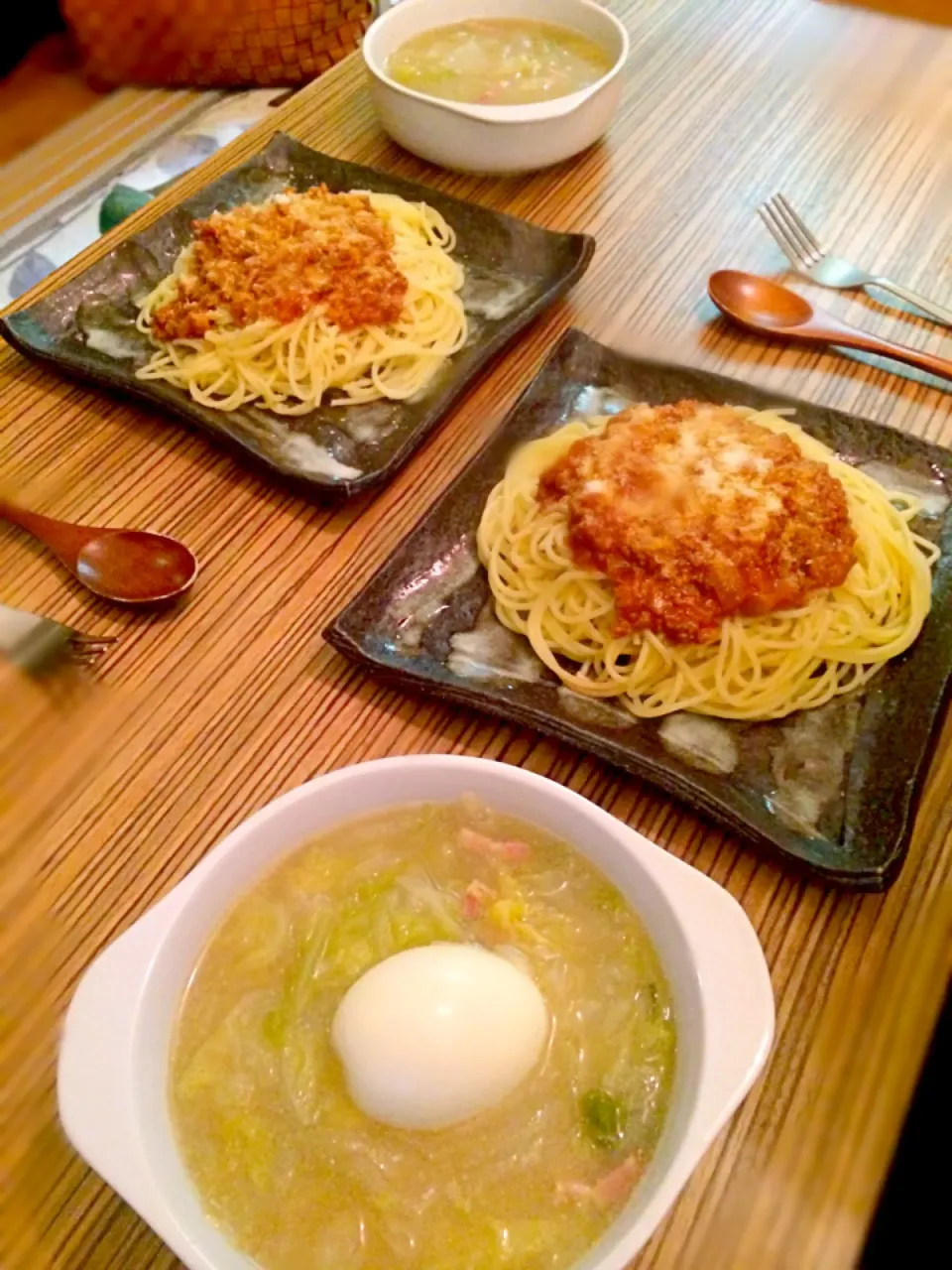 ＊昨日の晩ごはん＊ 冷凍ハンバーグダネリメイクでミートソースのパスタ 白菜と玉ねぎのスープ|pinoyamaさん