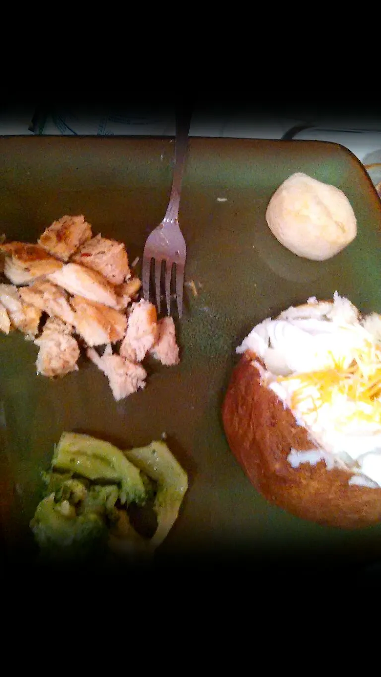 oven roasted chicken, baked potatoes&fixins, broccoli, & dinner rolls. #Cocina italiana|nelishaさん