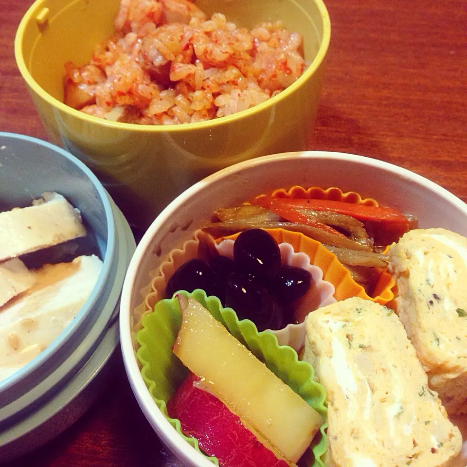 1/8娘弁当 茹で鶏  トマト味炊き込みご飯  さつまいものリンゴジュース煮  きんぴら  黒豆  ツナ入卵焼き|yukiyamasakiさん