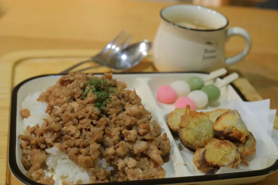 簡単お昼ご飯♪鶏そぼろプレート ٩(*´︶`*)۶|マカロンさん