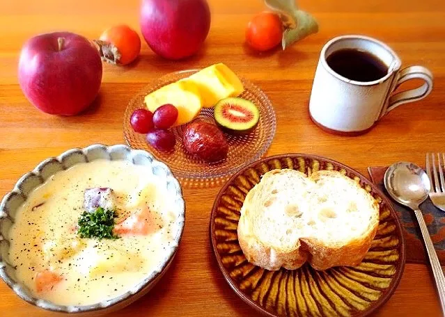 とりのむね肉のクリームシチューさつまいも入り🍀とバケットde朝ごはん☺️️|nono_miさん