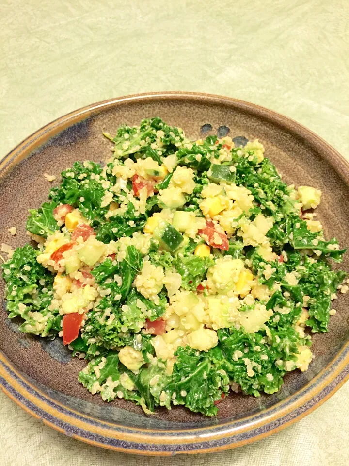 Kale, Quinoa, and Avocado Salad with Lemon Dijon Vinaigrette|NozomiSさん