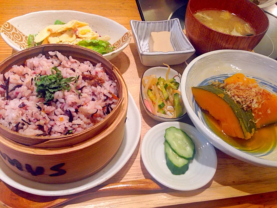 Snapdishの料理写真:シソとひじきのセイロ飯ランチ♡|yumiさん