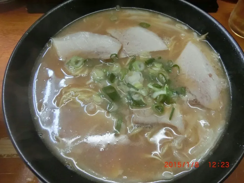 行列の出来る気になる店で味噌ラーメン。うまかったー！|hisashiさん