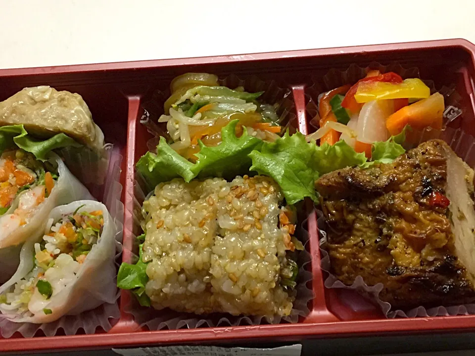 Snapdishの料理写真:Asian Bento to go! 生春巻き、黒豚焼売、玄米ロール、もやしナムル、ピクルス、ハーブチキン|Yayoweさん