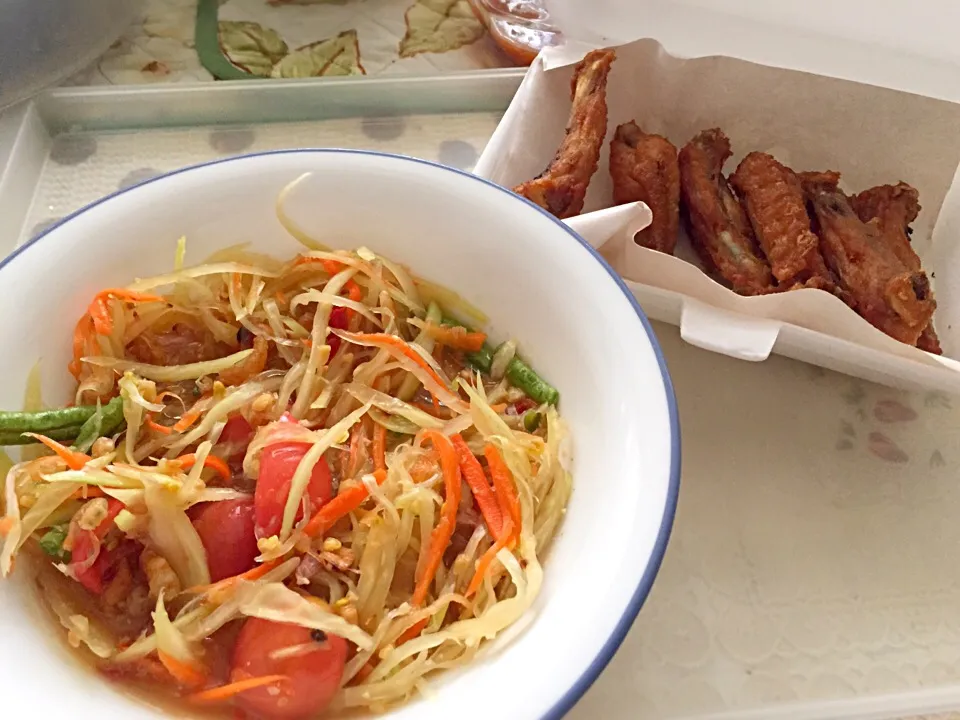 Somtum (Thai papaya salad) with Fried Chickens|ennuiさん