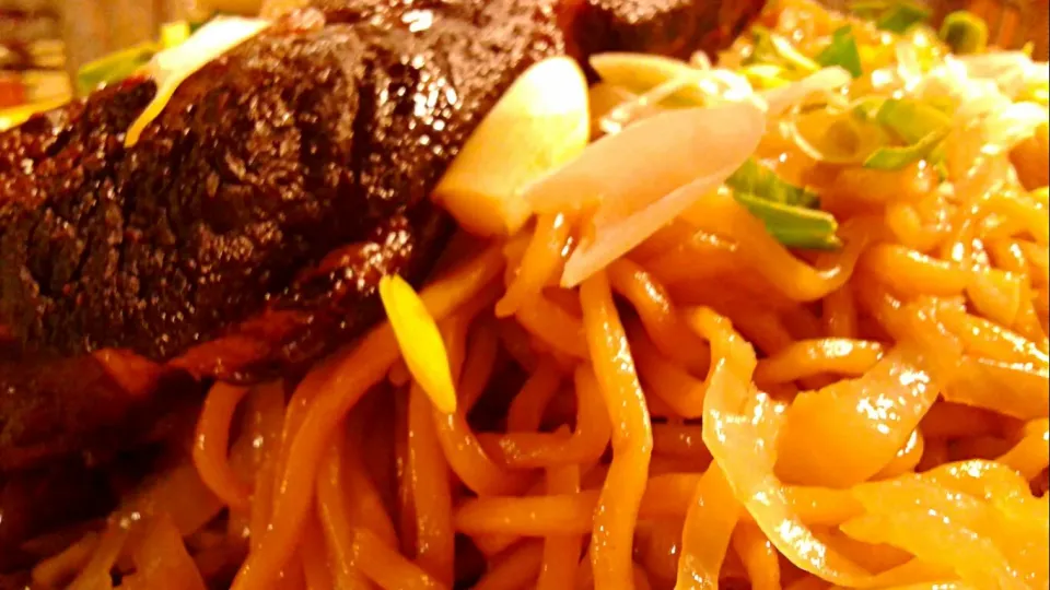 Braised pork shoulder with butter-braised cabbage and homemade alkaline noodles.|Kevin Scheuringさん