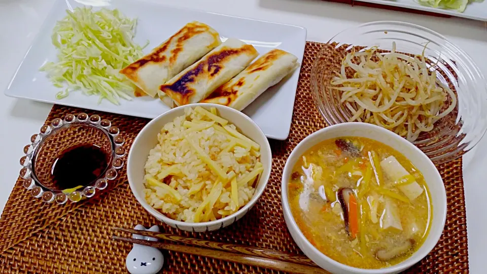 今日の夕食 春巻き、もやしのゴマ和え、たけのこの炊き込みご飯、酸辣湯|pinknari🐰🌈さん