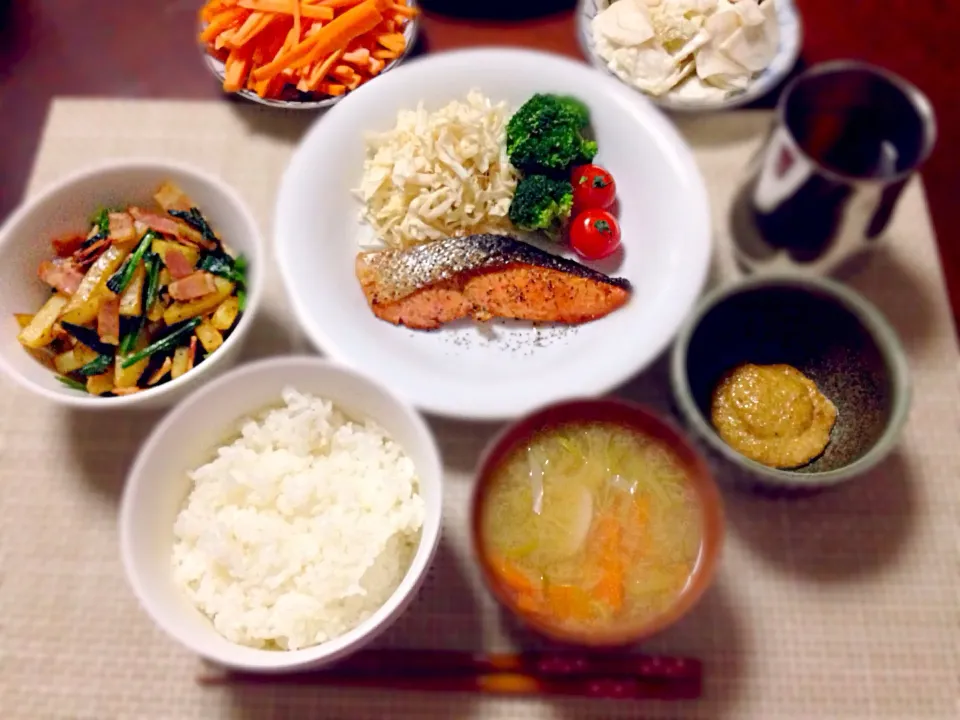 鮭のレモンペッパー焼き&ポテトベーコンとほうれん草のバター醤油&浅漬けの手作りゴマダレ&ネギたっぷり里芋と人参の味噌汁💕|あゆかさん