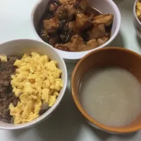 そぼろ丼と鶏肉のチリソース炒め|宮西 雄太さん