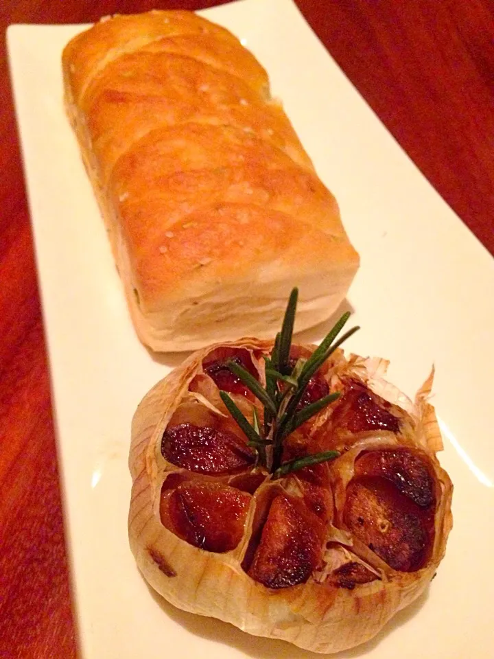 Roasted garlic with focaccia|sgさん