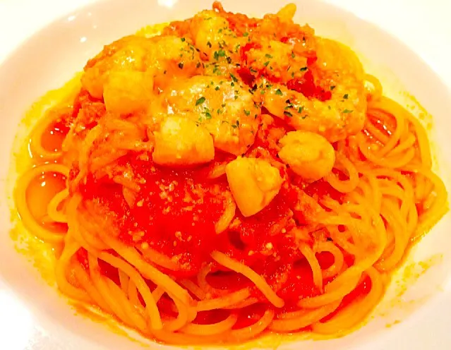 Snapdishの料理写真:海老とトマトソーススパゲッティ - Shrimp tomato sauce spaghetti 🍝😋✨|Liezlさん