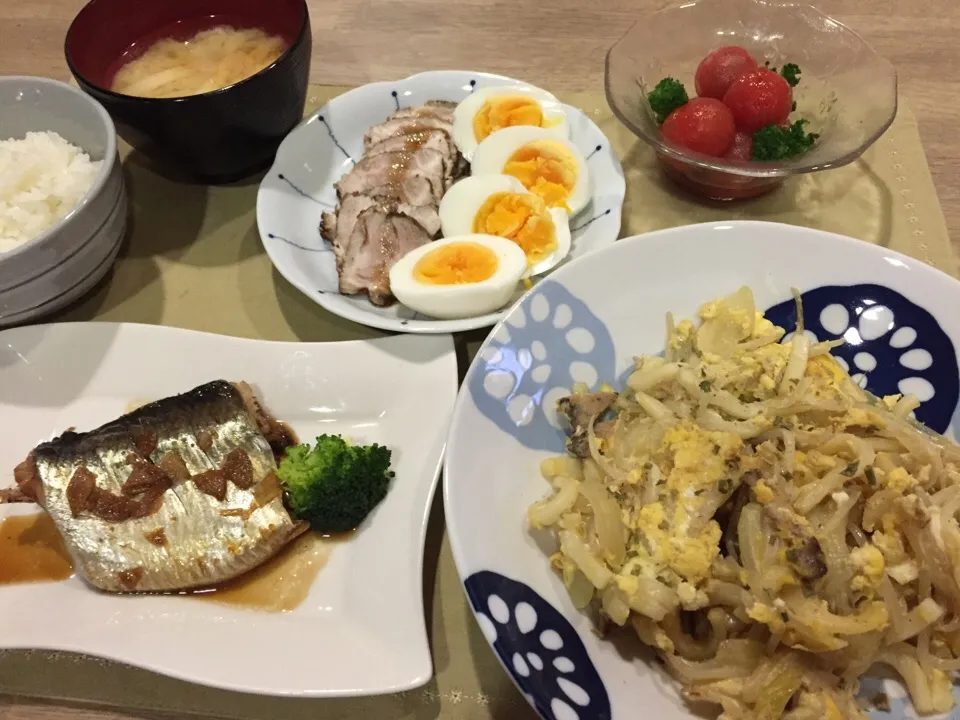 Snapdishの料理写真:ニシンの煮付け・煮豚と茹で卵・モヤシとウドン玉ねぎのチャンプルー・ミニトマトのポン酢サラダ・カブとちくわ味噌汁|まーままさん