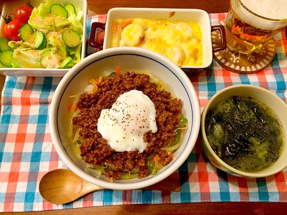 Snapdishの料理写真:ナムルと挽き肉のそぼろ丼 ワカメスープ シチューグラタン サラダ|haseseさん