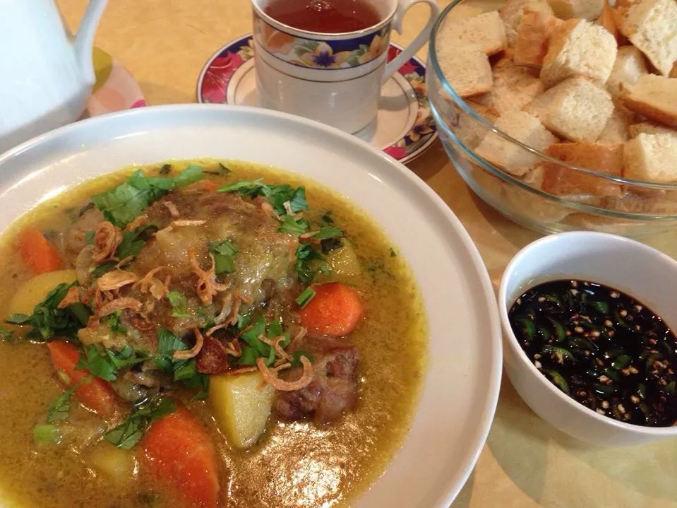 Creamy Ox Tail Soup with french baguette.|Joha Hassanさん