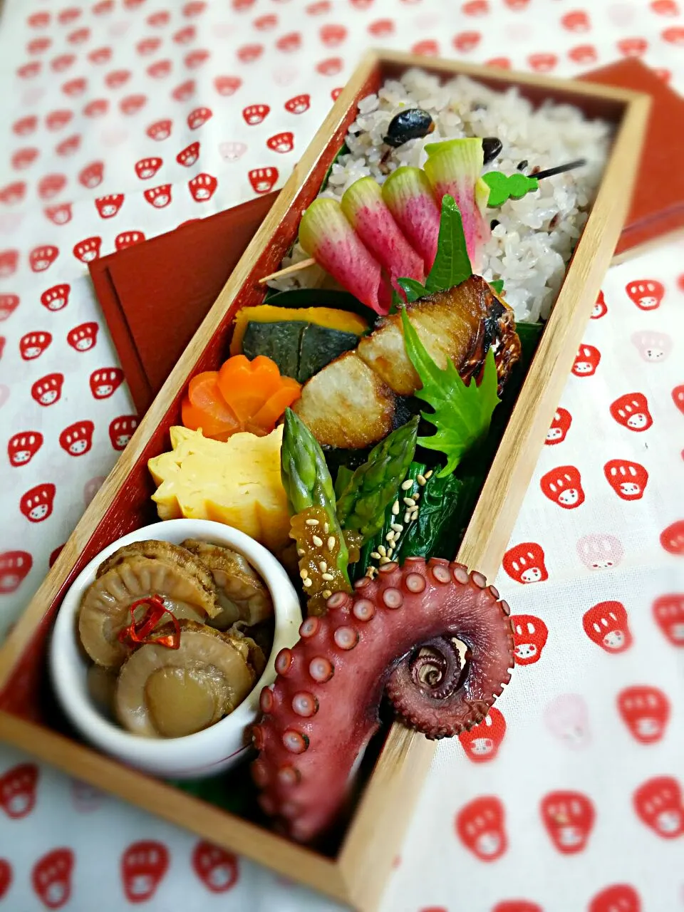 Snapdishの料理写真:《金曜日のお弁当》

・十六穀ご飯
・塩焼きタコ
・ホタテ生姜煮
・アスパラ味噌田楽
・赤芯大根甘酢クルクル
・カボチャの煮物
・焼鯖
・だし巻き玉子
・ほうれん草のお浸し

行ってらっしゃ～い♡|藤田 まり子さん