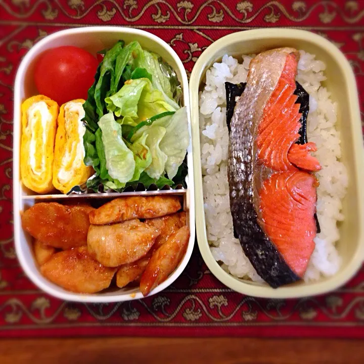 鶏ささみのケチャップ炒めと野菜サラダと焼き鮭弁当|もえさん