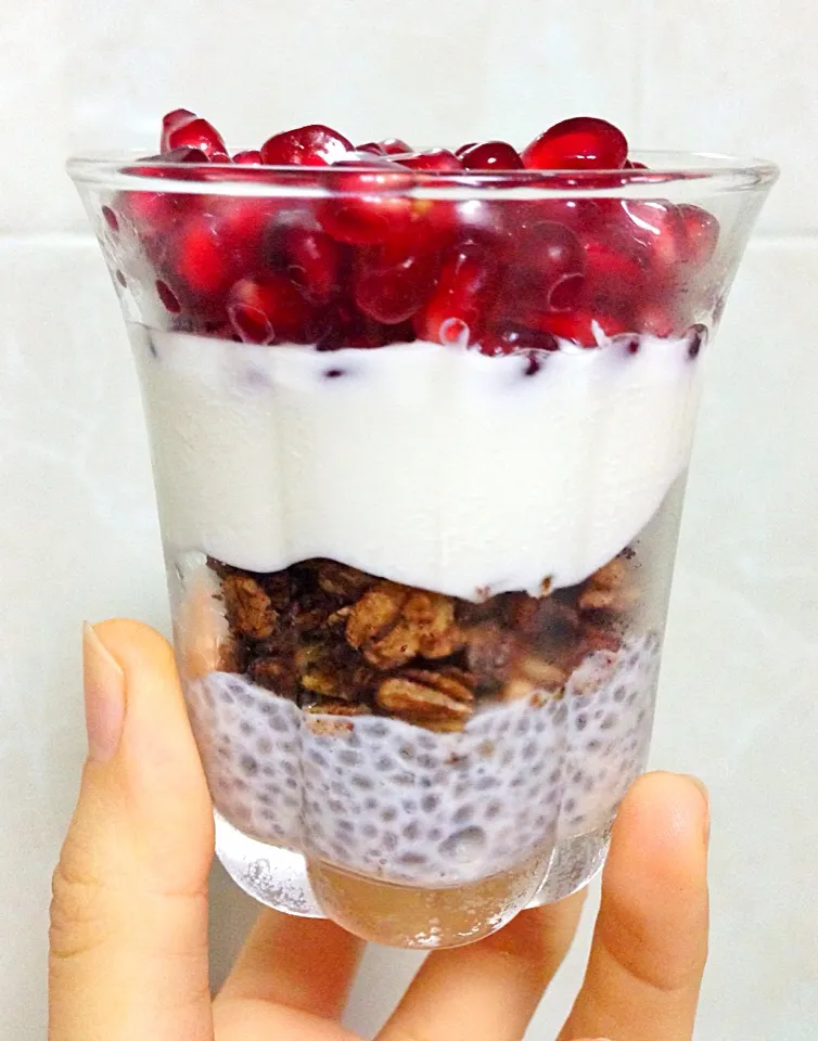 Breakfast parfait - chia pudding, chocolate granola,   Greek yogurt and pomegranate|coxiella24さん