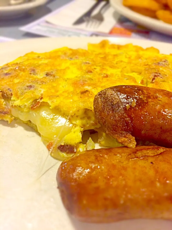 Omelet and sausage|shykneehighkneeさん