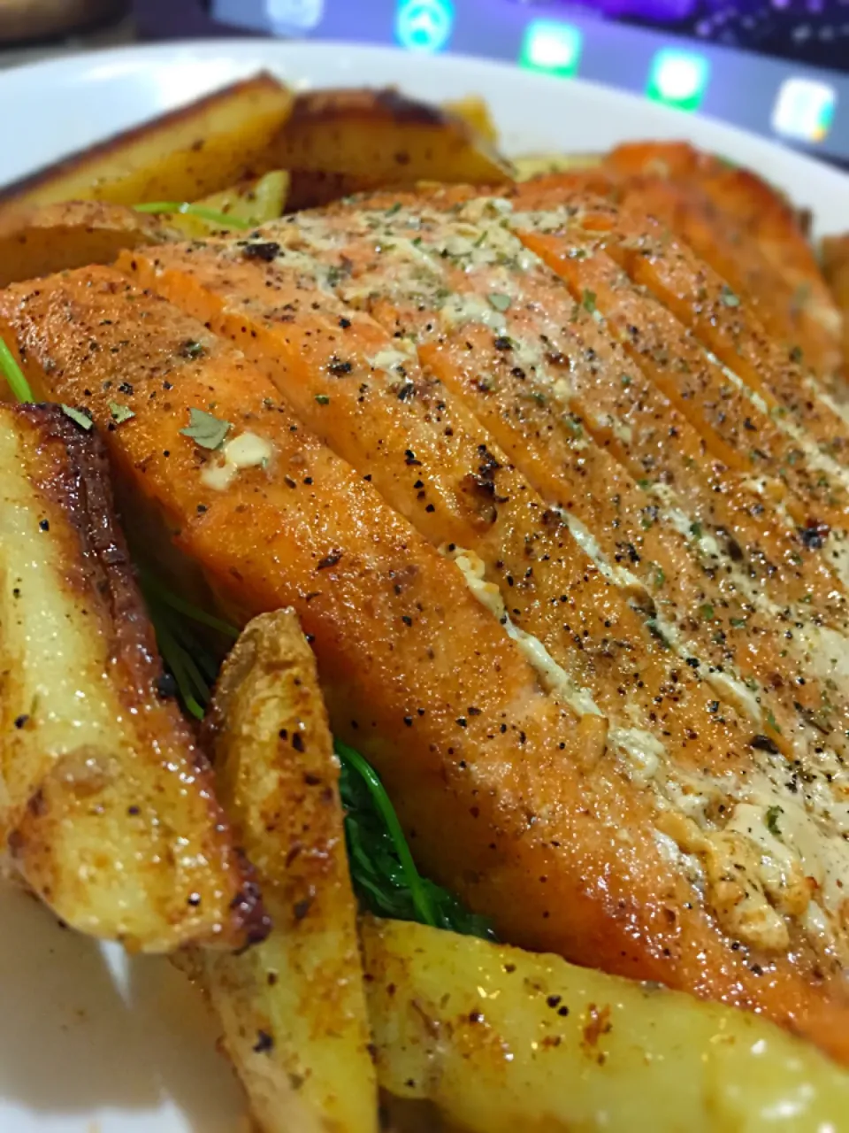 Roasted salmon with potatoes and spices|Luna_Abm 💋さん