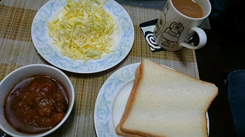 カレー＆食パン＆キャベツの千切り|まぐろさん