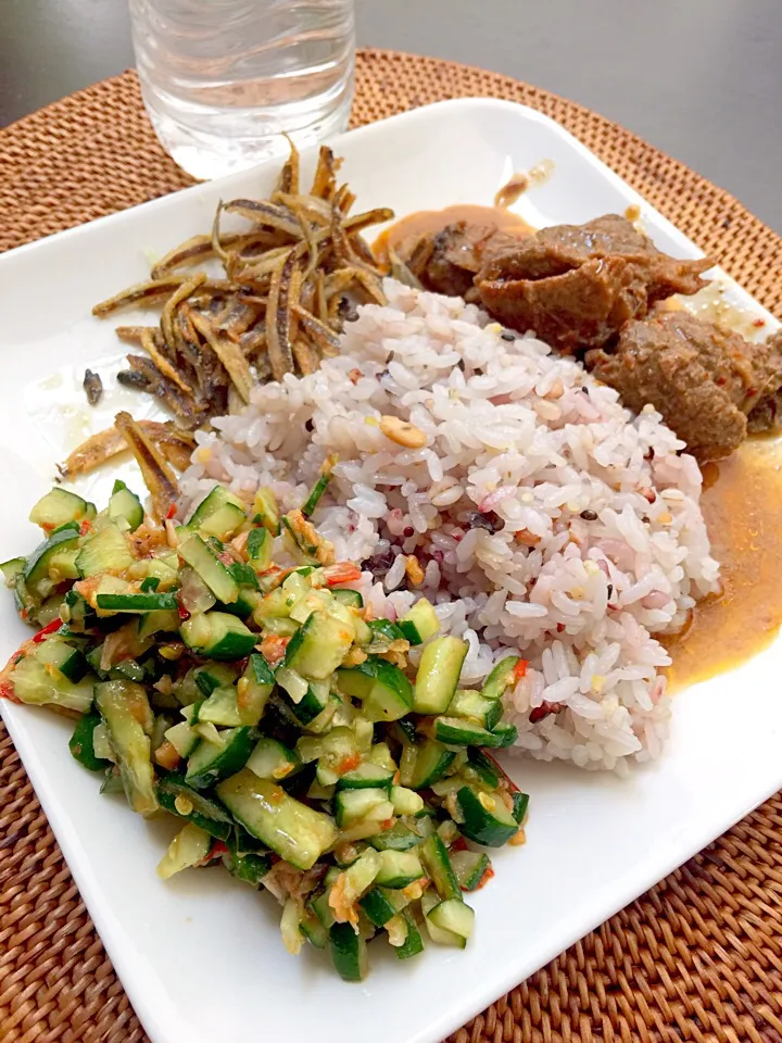 Snapdishの料理写真:Reuceuh bonteng, rendang, Teri, Nasi merah|yeni kartikasariさん