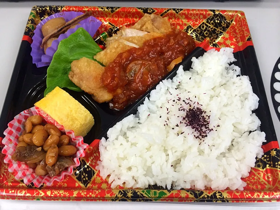 チキンソテー弁当。ソテーっていうか、揚げてますやん。|liccaさん