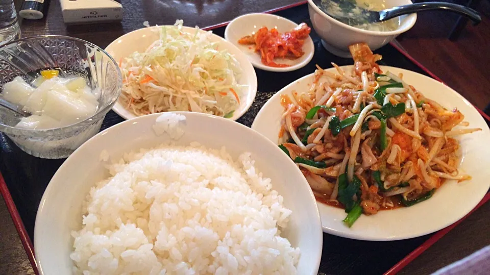 【日替定食】豚肉細切りキムチもやし炒めを頂きました。|momongatomoさん